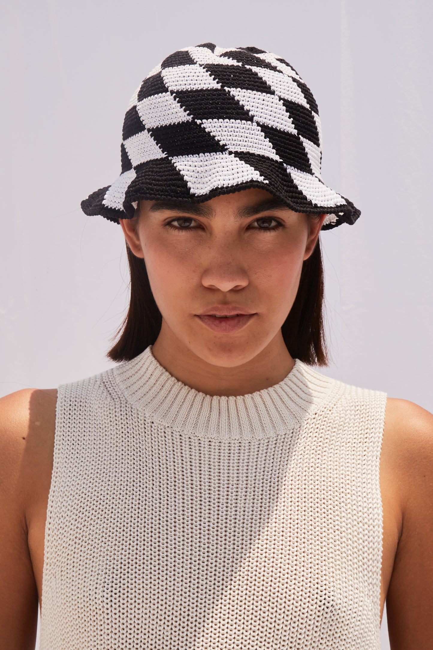CROCHET BUCKET HAT BLACK & WHITE