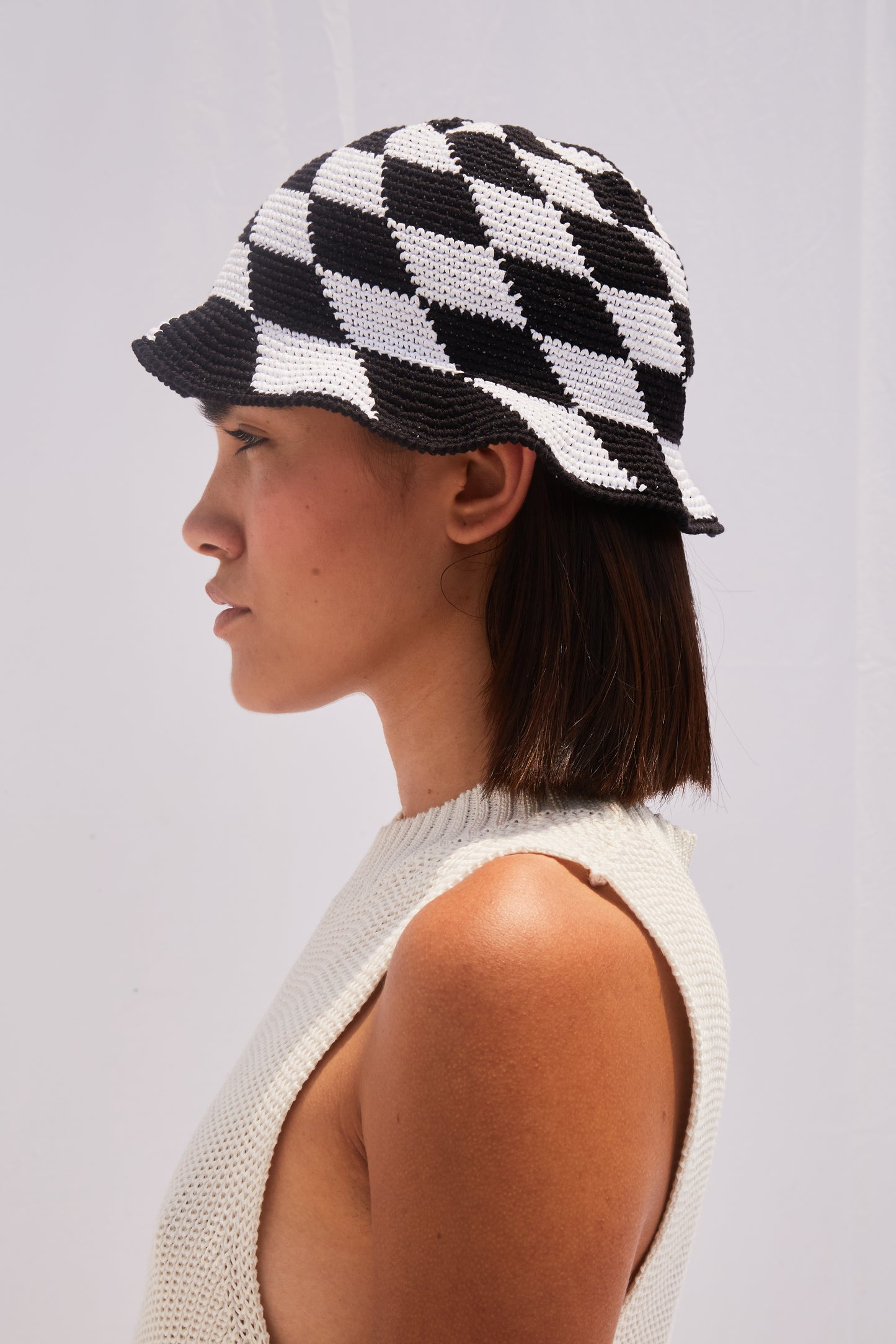 CROCHET BUCKET HAT BLACK & WHITE