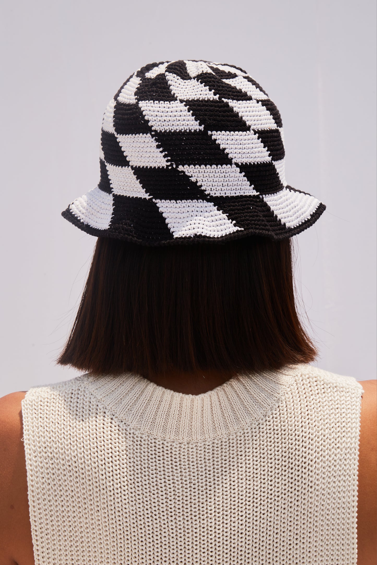 CROCHET BUCKET HAT BLACK & WHITE